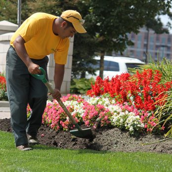 Landscaper working in flower bed, Big Mess No Stress landscaping services in Pensacola.